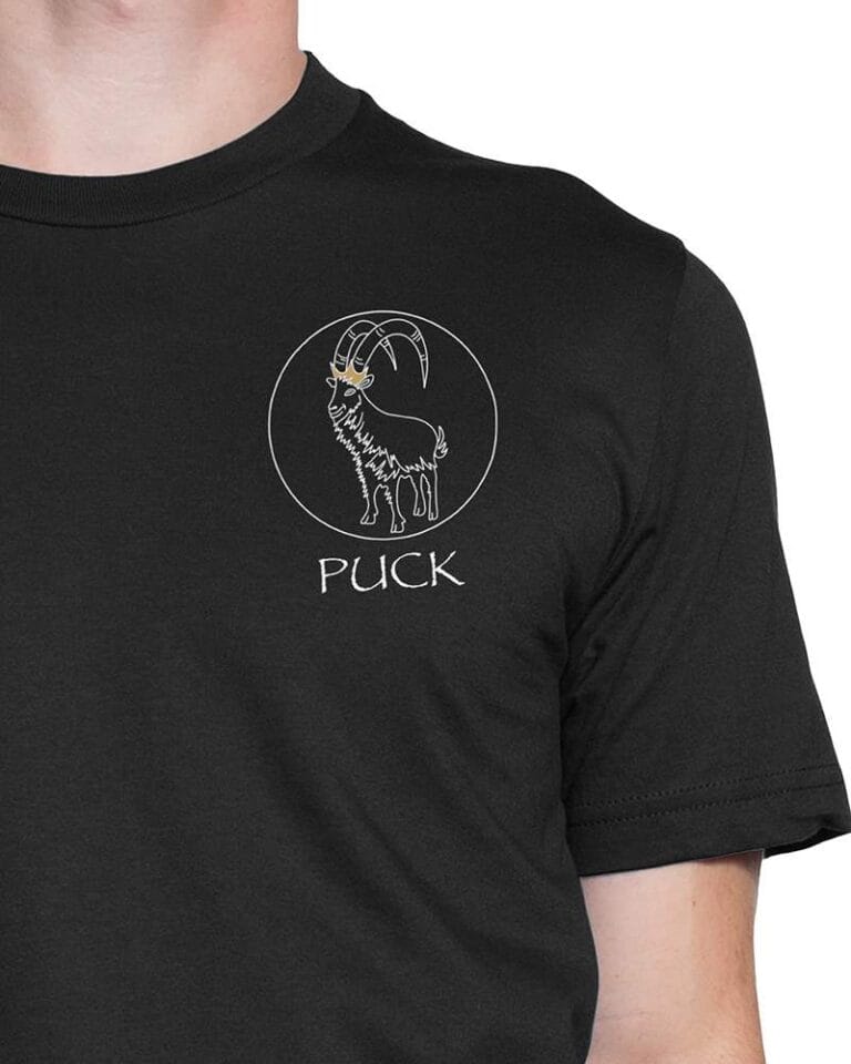 Puck Goat t-shirt with gold crown - detail